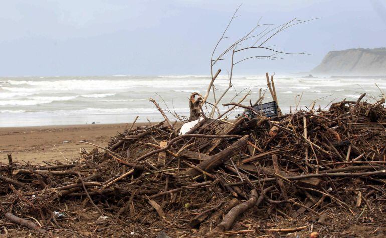 GRA254. GETXO (BIZKAIA), 24/02/2015.- Numerosos sedimentos depositados en la playa vizcaína de Ereaga, como consecuencia del viento y las olas que forman parte del temporal marítimo que azota desde ayer la cornisa cantábrica. EFE/Luis Tejido