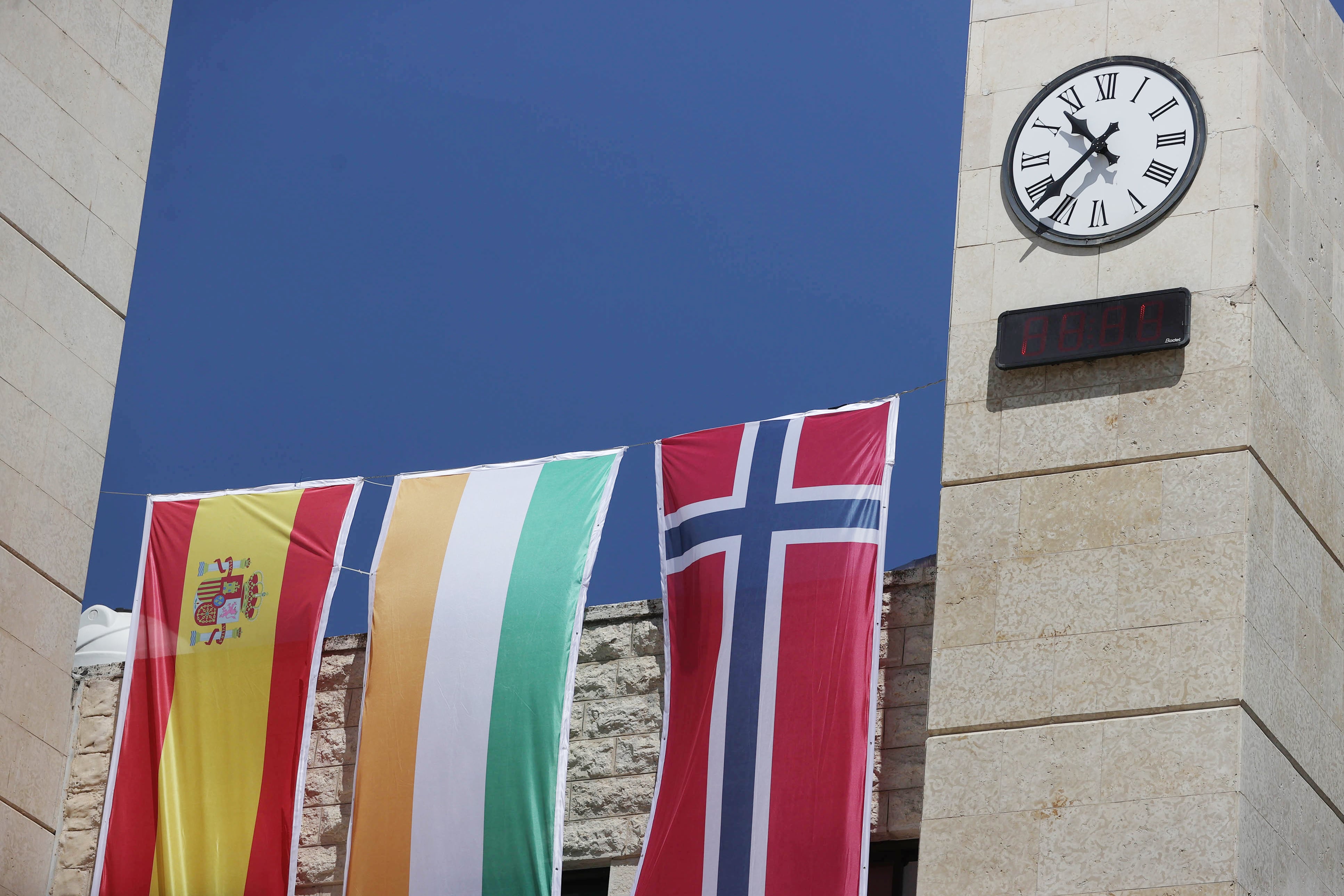 El edificio del ayuntamiento de Ramala (Cisjordania) con las banderas de España, Irlanda y Noruega