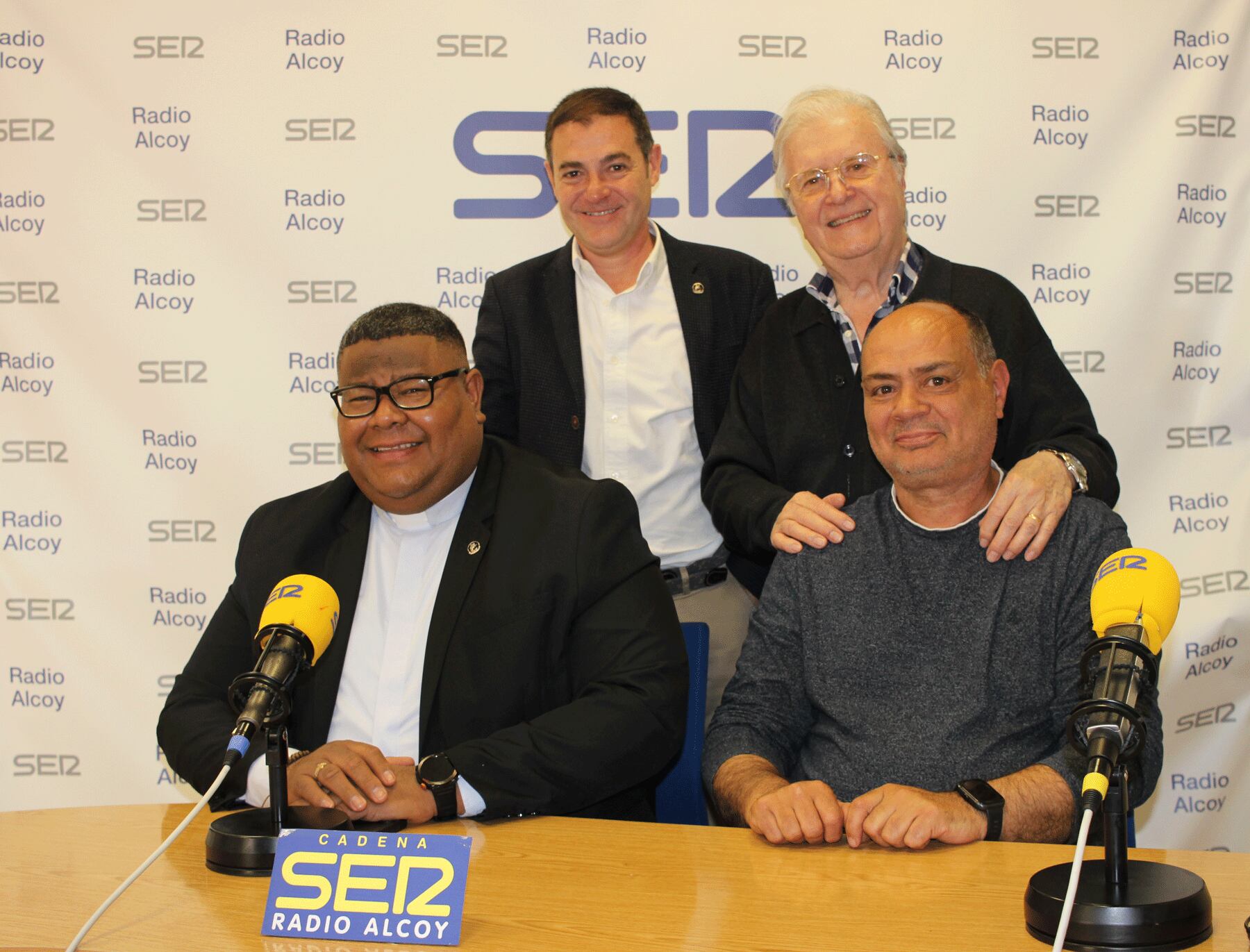 Jesús Fuentes Popa, Pep Bernabeu y Paco García, con Paco Aznar, en el estudio central de Radio Alcoy