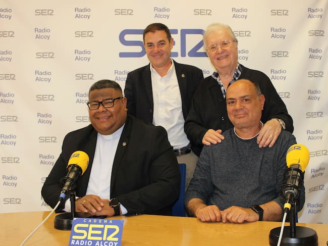 Jesús Fuentes Popa, Pep Bernabeu y Paco García, con Paco Aznar, en el estudio central de Radio Alcoy