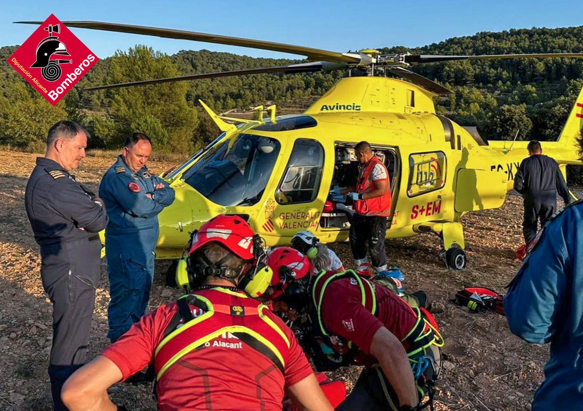 El Grupo de Montaña del Consorcio Provincial de Bomberos rescató al parapentista herido en la sierra de Biscoy en Ibi.