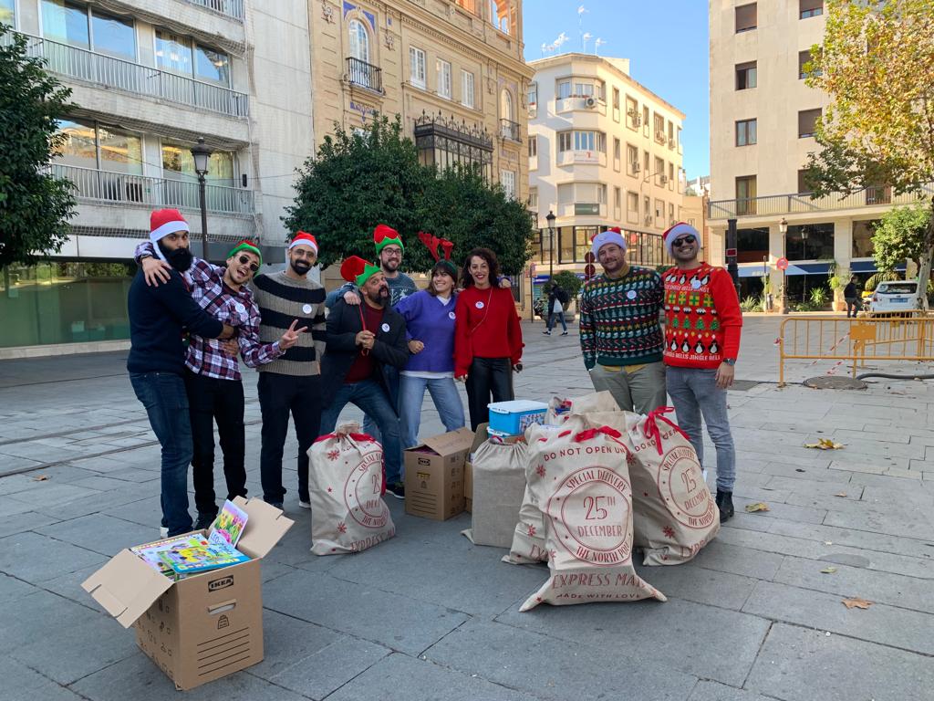 Miembros de la empresa educativa Descubring con los regalos destinados a llenar el vagón del Metrocentro