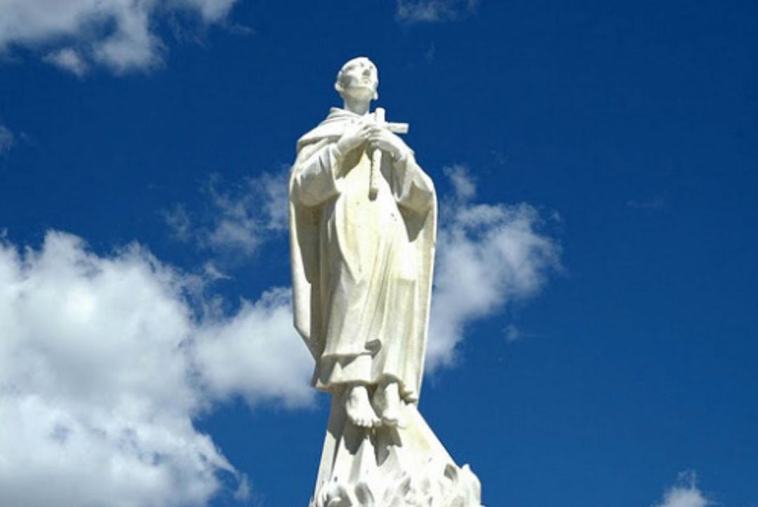 Estatua de San Juan de la Cruz obra de Francisco Palma Burgos