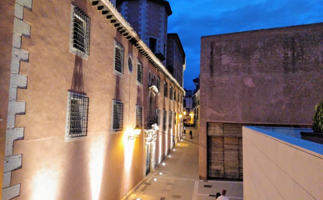 Fachada del Seminario de Cuenca con la nueva iluminación aún en pruebas.