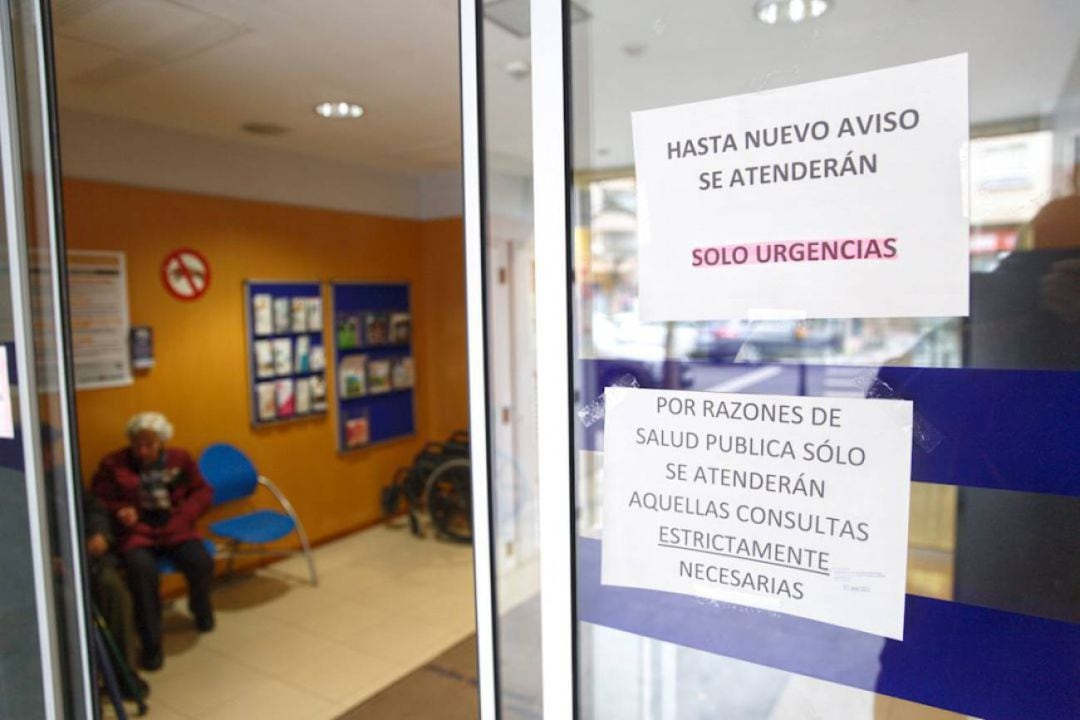 Carteles en la puerta de un centro de Osakidetza