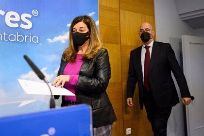 La presidenta del PP de Cantabria, María José Sáenz de Buruaga, y el diputado César Pascual - PEDRO PUENTE/PP