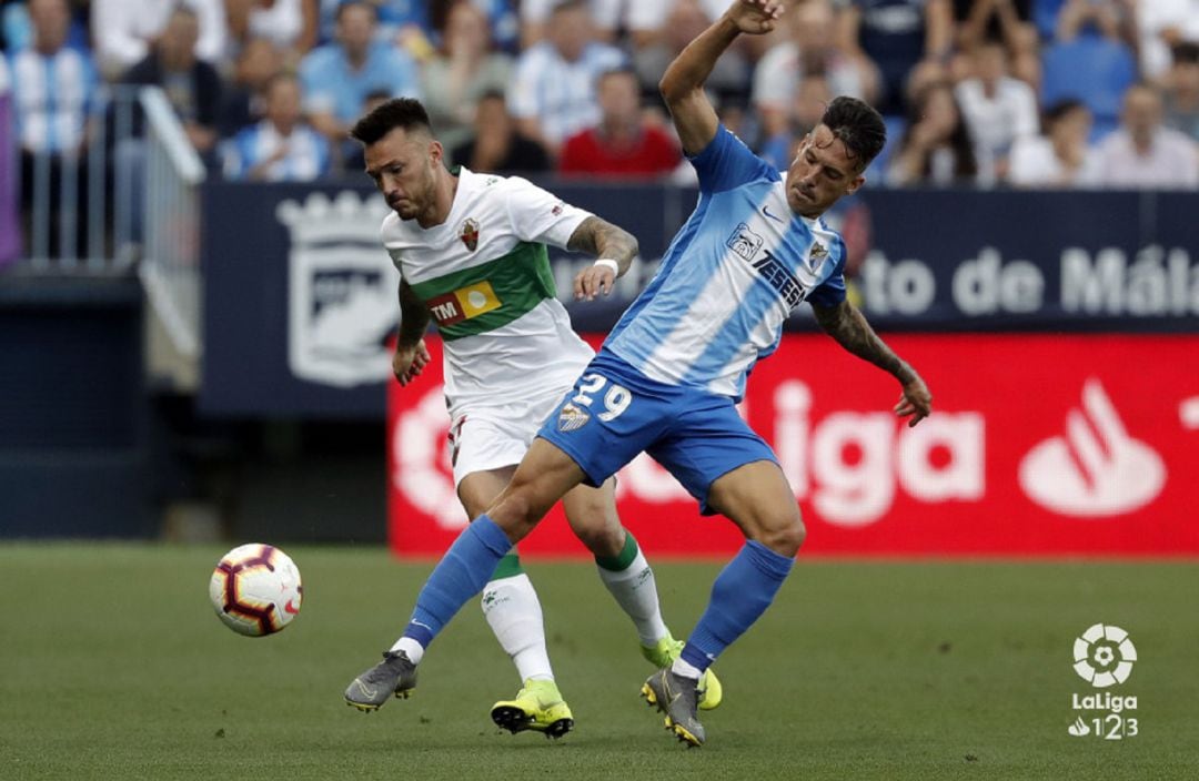 El jugador del Elche Josan trata de zafarse de la marca del malaguista Iván