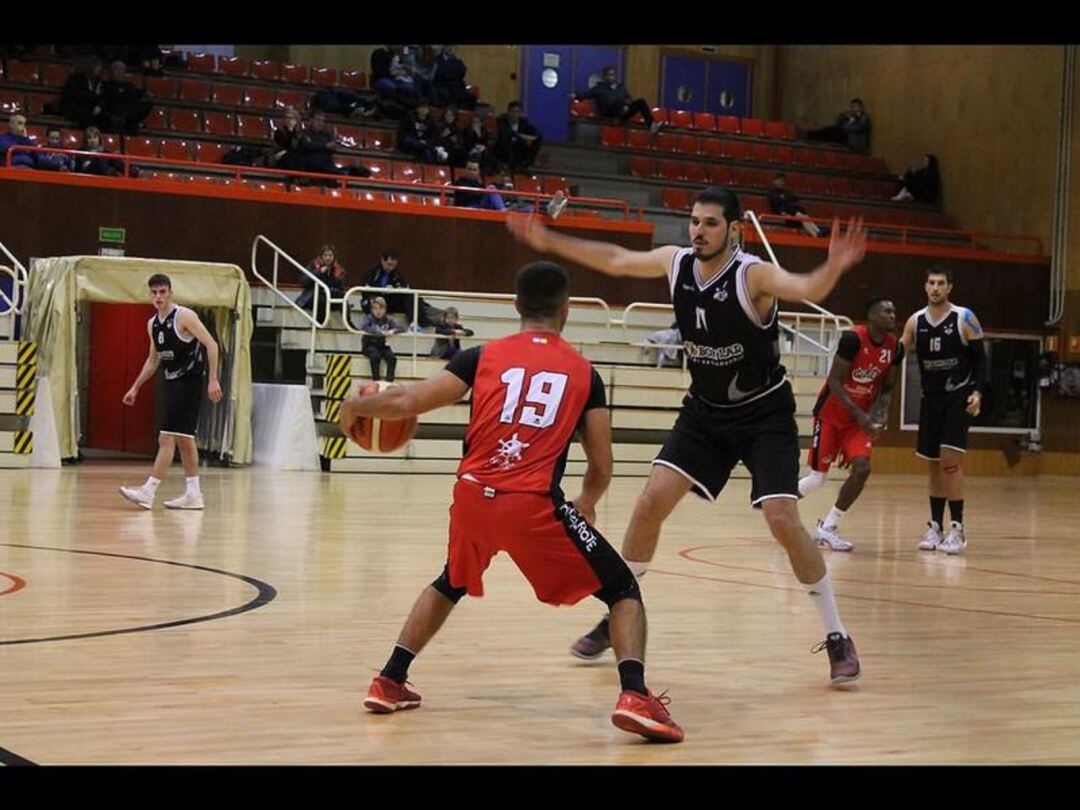Un momento del partido Uros de Rivas-Aloe Plus Lanzarote Conejero.