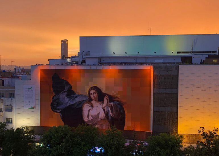 La Colosal en la fachada de El Corte Inglés del Duque