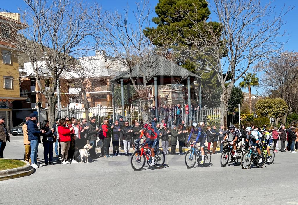 Momento del paso de la prueba a la altura del Paseo Primero de Mayo, con gran expectación de vecinos y vecinas, con presencia de la alcaldesa, Mª Teresa García