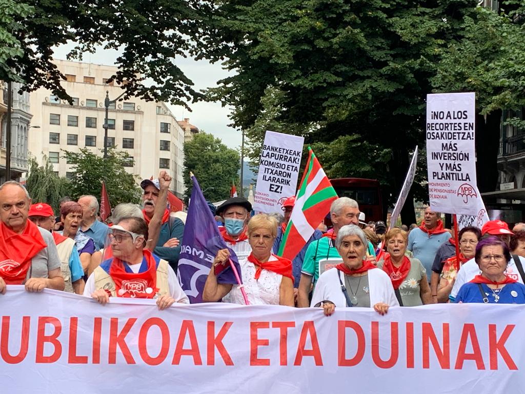 El acto, convocado por el Movimiento de Pensionistas de Bizkaia, se ha desarrollado en un ambiente festivo, al coincidir con la celebración de la semana de fiestas de la capital bizcaina. / Cadena SER