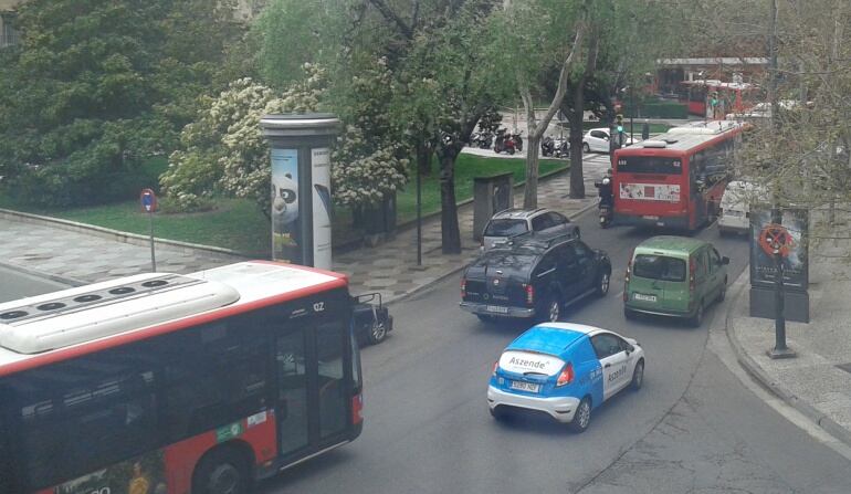 Hasta siete autobuses se amontonan en dirección Plaza Paraíso.