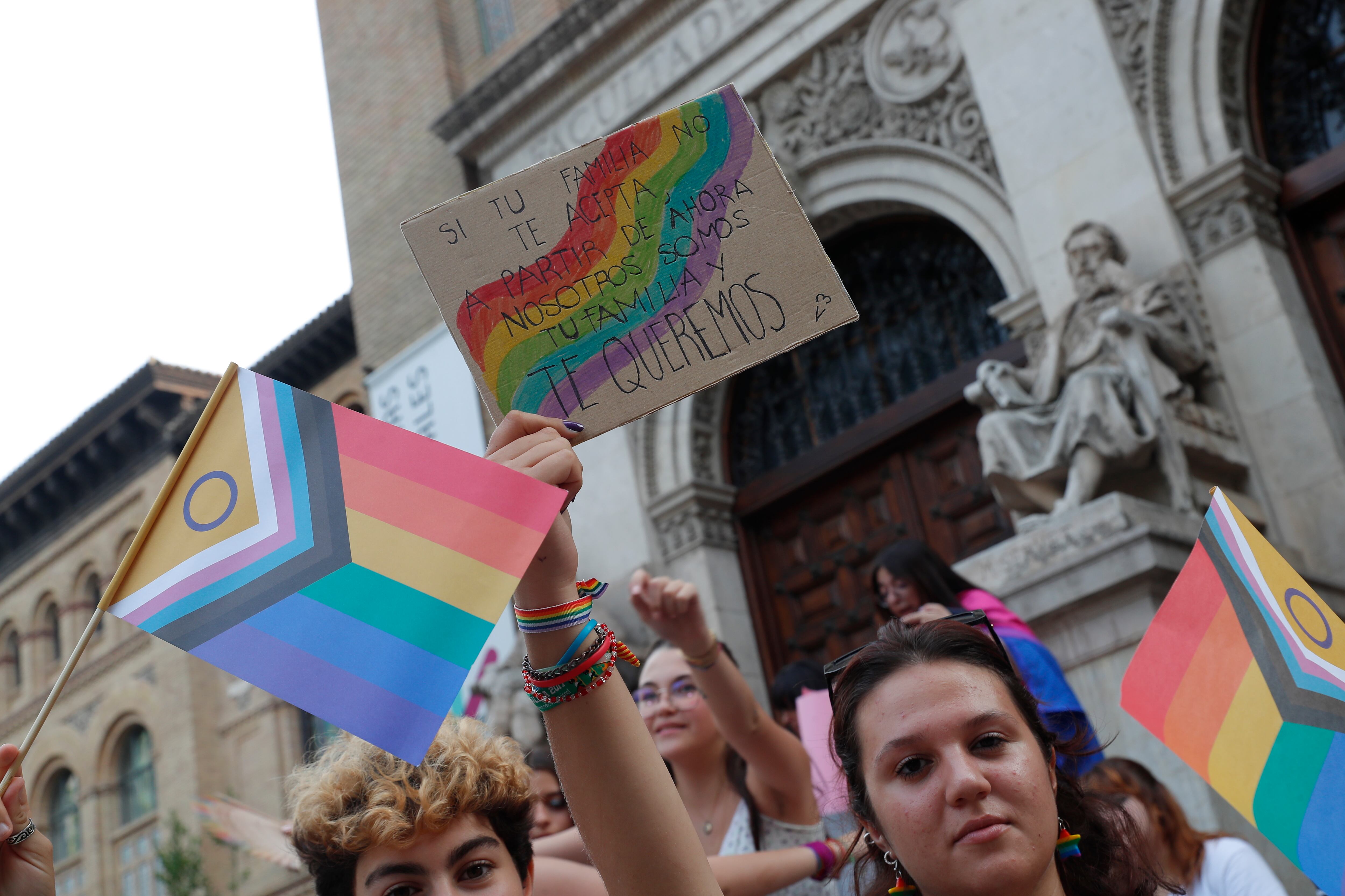 ZARAGOZA (ARAGÓN), 28/06/2023.- Grupos de personas participan en la marcha del Día del Orgullo LGBTI este miércoles, en Zaragoza (Aragón). Un tsunami multicolor compuesto por miles de personas ha teñido esta tarde el centro de Zaragoza con motivo del Día del Orgullo LGTBI para mostrar su rechazo a los delitos de odio contra el colectivo, la llegada de VOX a las instituciones y reivindicar una sociedad diversa, igual y libre. EFE/ Javier Cebollada
