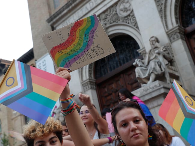 ZARAGOZA (ARAGÓN), 28/06/2023.- Grupos de personas participan en la marcha del Día del Orgullo LGBTI este miércoles, en Zaragoza (Aragón). Un tsunami multicolor compuesto por miles de personas ha teñido esta tarde el centro de Zaragoza con motivo del Día del Orgullo LGTBI para mostrar su rechazo a los delitos de odio contra el colectivo, la llegada de VOX a las instituciones y reivindicar una sociedad diversa, igual y libre. EFE/ Javier Cebollada
