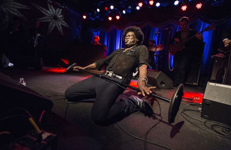 Charles Bradley durante una actuación 