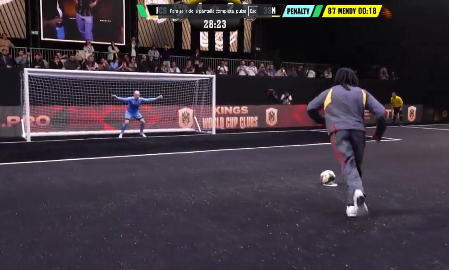 Jules Koundé tirando un penalti en la primera jornada de la Kings League France.