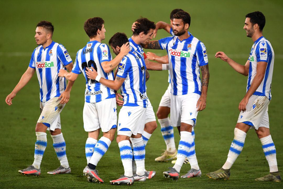Los jugadores de la Real se saludan exhaustos tras ganar en villarreal