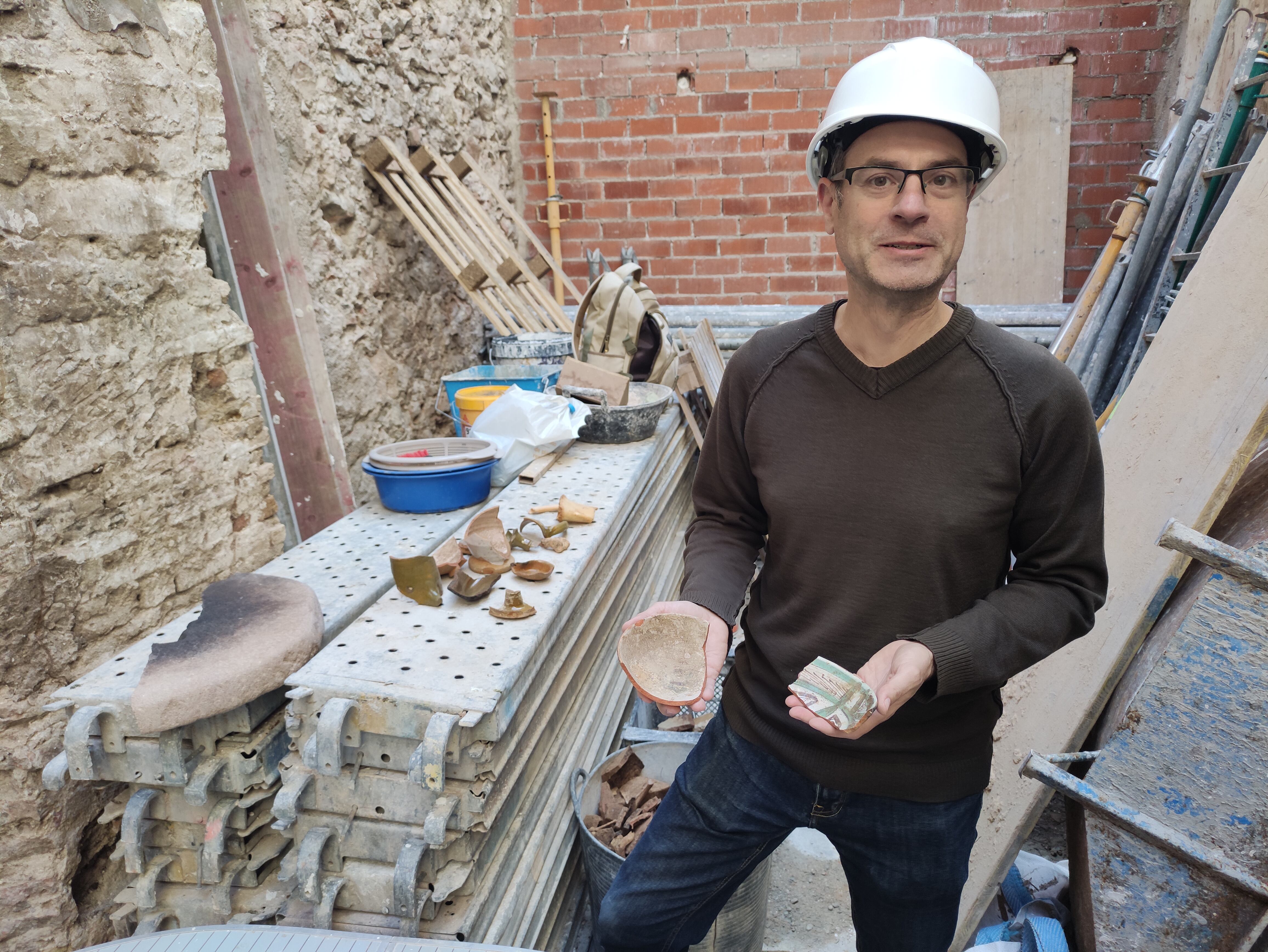 El arqueólogo Carles Miret con restos de la cerámica de lujo encontrada en la Capella de l'Assumpció