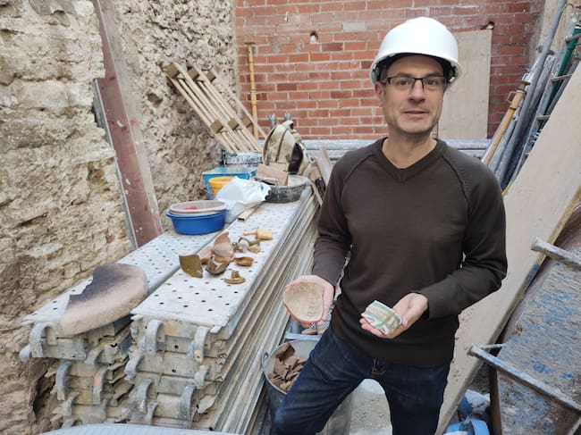 El arqueólogo Carles Miret con restos de la cerámica de lujo encontrada en la Capella de l'Assumpció