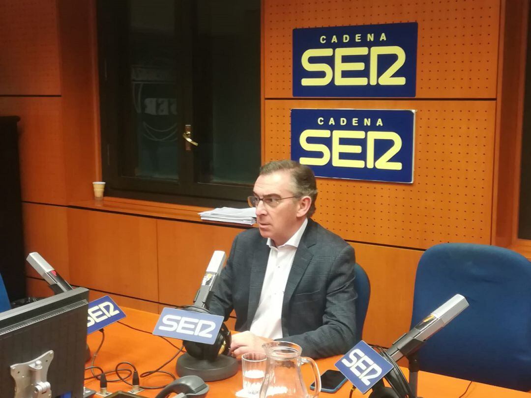 Luis María Beamonte, presidente del PP Aragón, en los estudios de Radio Zaragoza