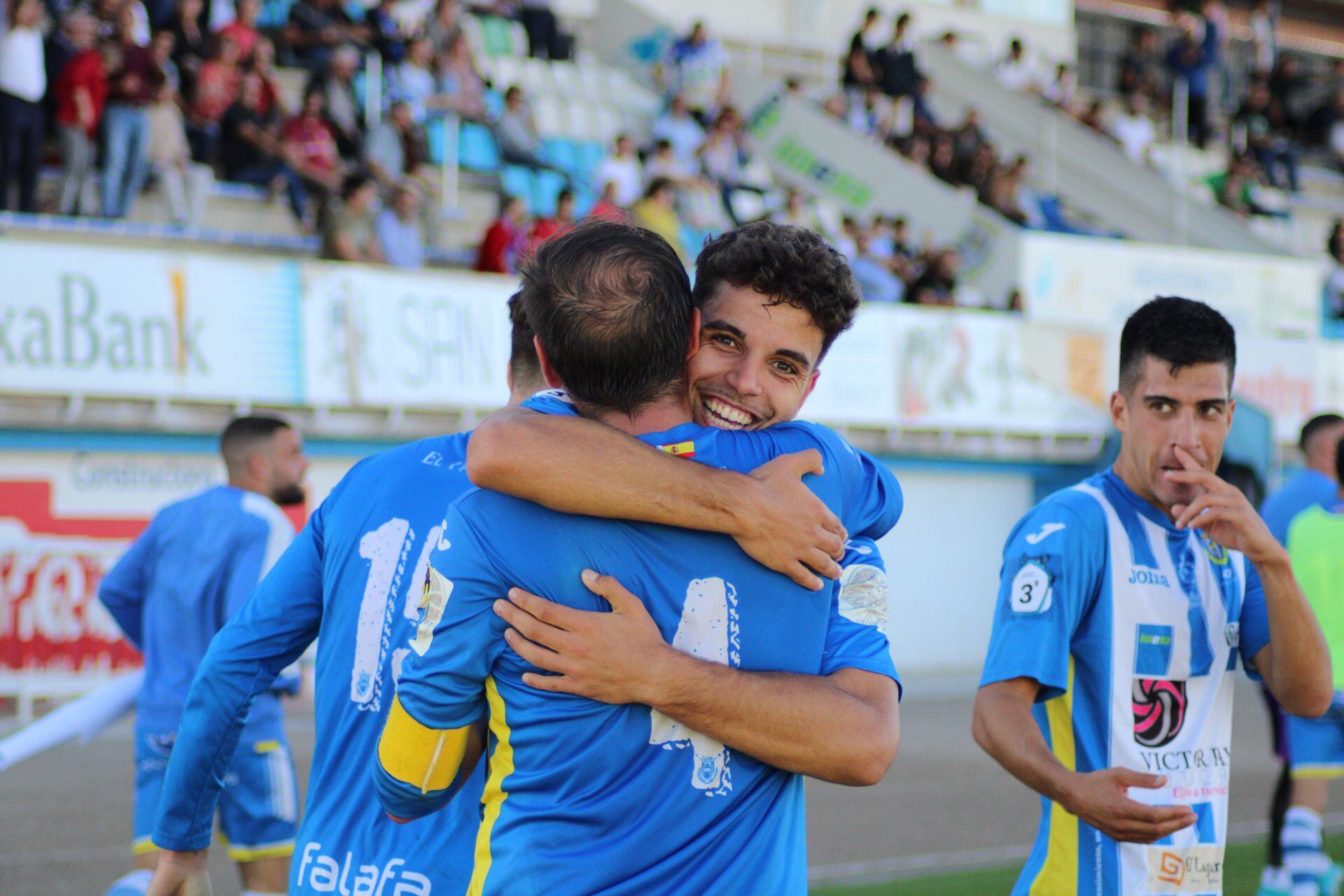 Ayoub se abraza a Pesca tras lograr el gol del triunfo blanquiazul