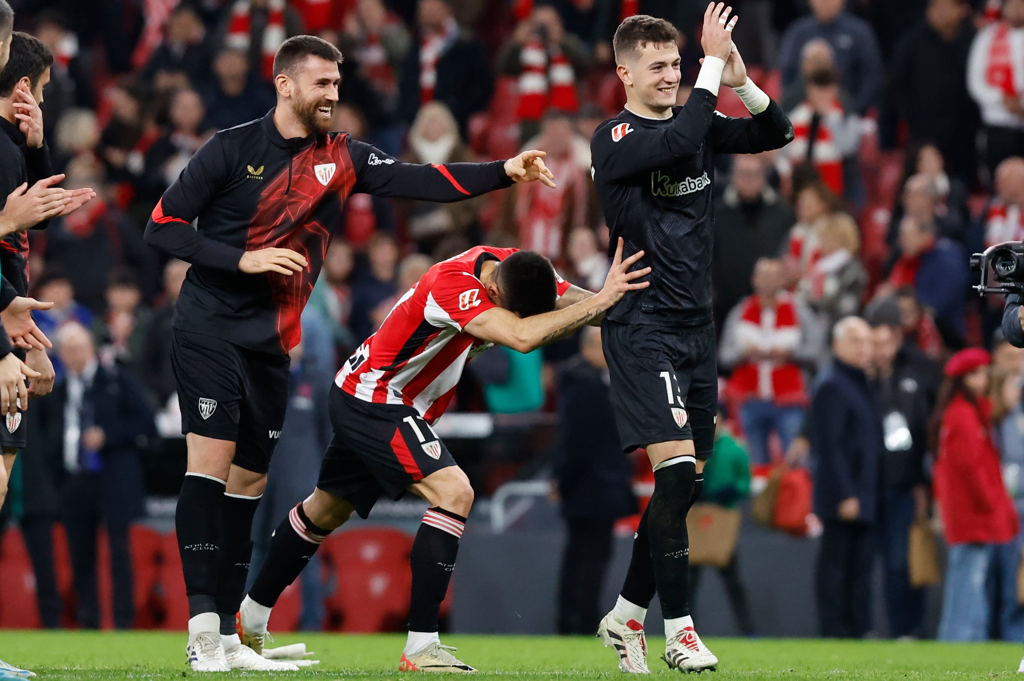 BILBAO, 04/2/2024.- El guardameta del Athletic Club Julen Agirrezabala (d) celebra la victoria tras el partido de la jornada 19 de LaLiga que Athletic Club de Bilbao y Real Madrid disputaron este miércoles en el estadio de San Mamés, en Bilbao. EFE/Miguel Tona
