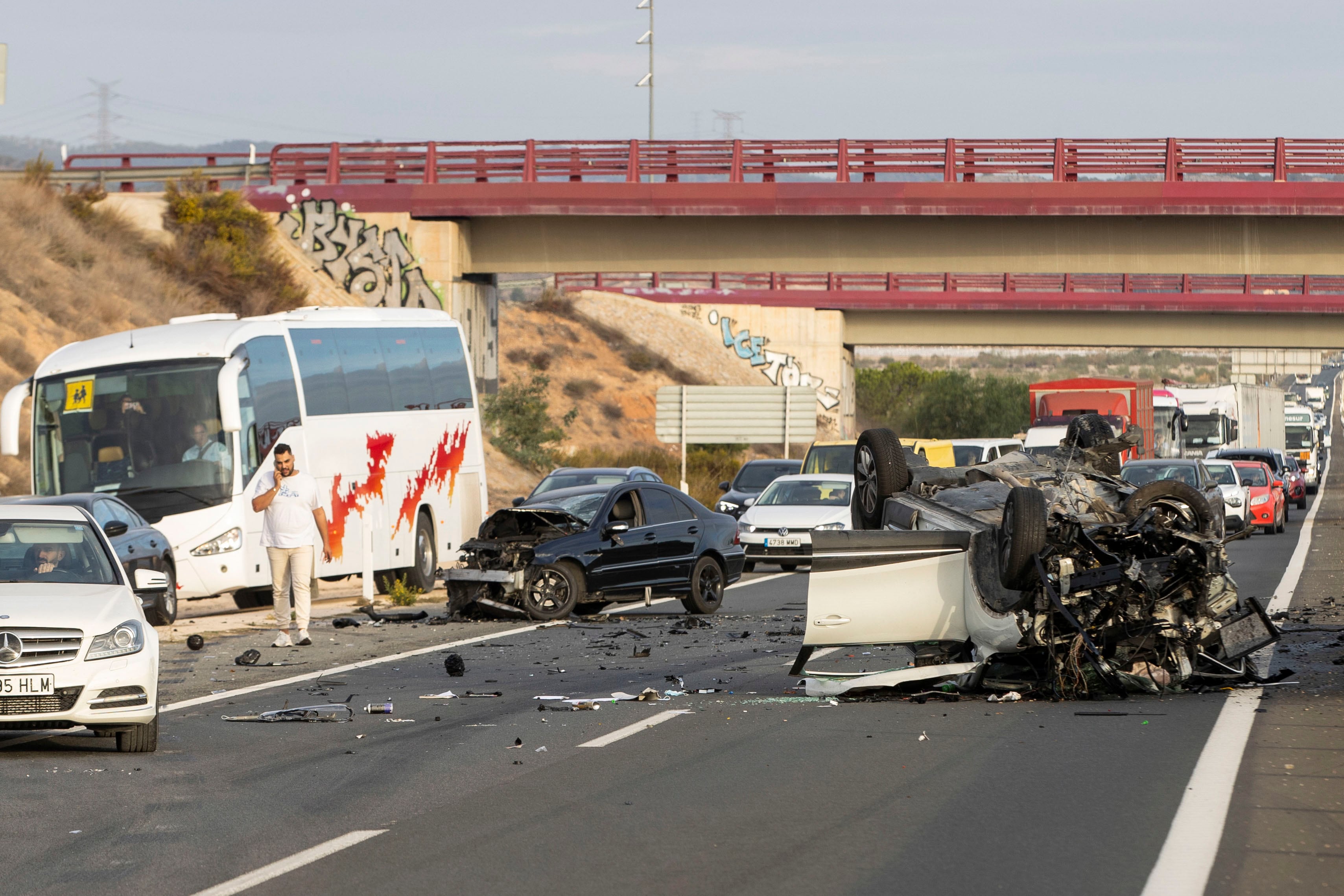 Accidente de tráfico en el que se han visto involucrados dos coches, este martes en la Autoría A-30 en dirección a Cartagena, a la altura de la salida del aeropuerto de Corvera.