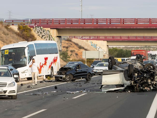 Accidente de tráfico en el que se han visto involucrados dos coches, este martes en la Autoría A-30 en dirección a Cartagena, a la altura de la salida del aeropuerto de Corvera.