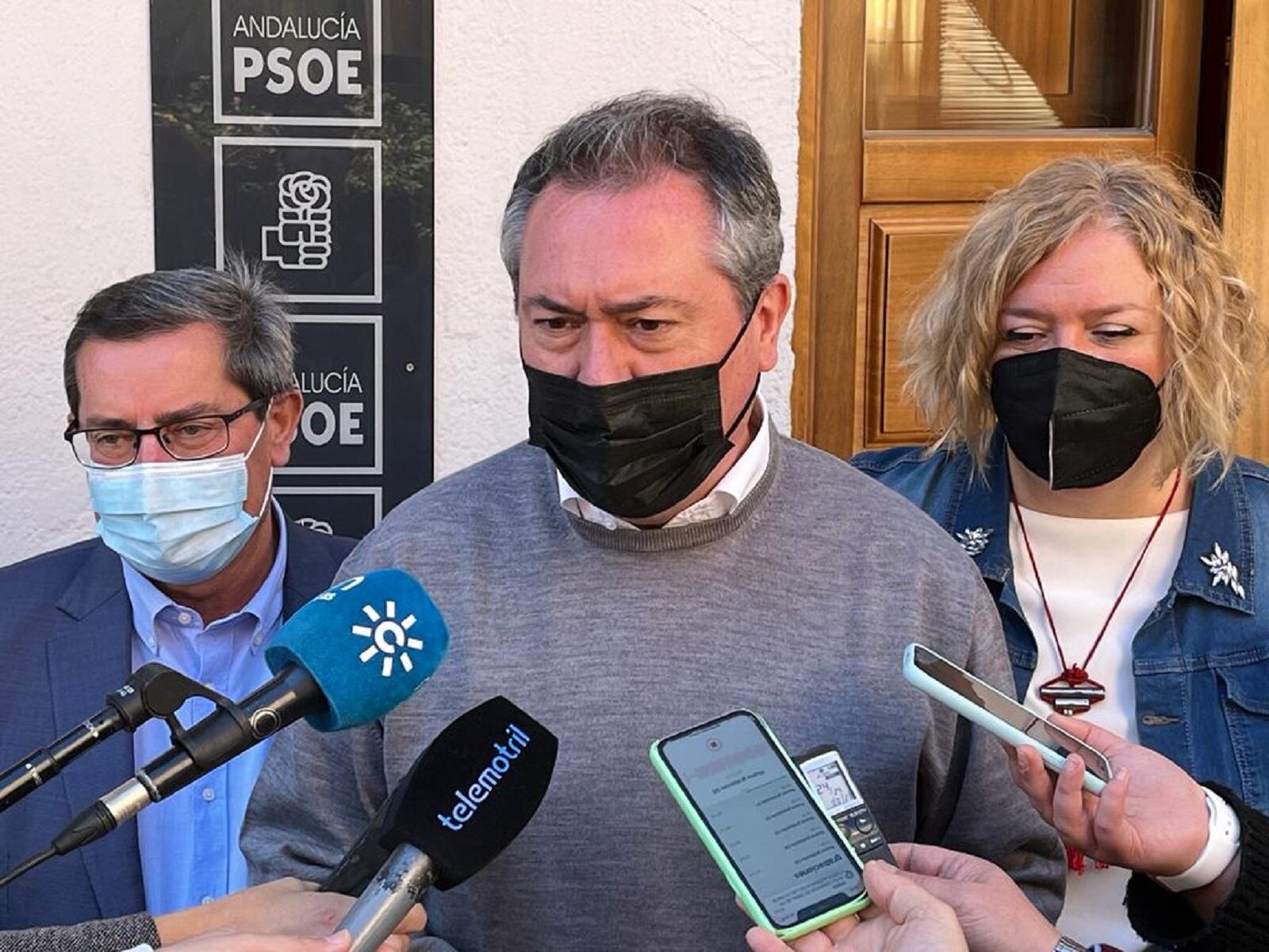 El secretario del PSOE en Andalucía, Juan Espadas, junto al presidente de la diputación, José entrena y la secretaria del PSOE en Motril, Flor Almón