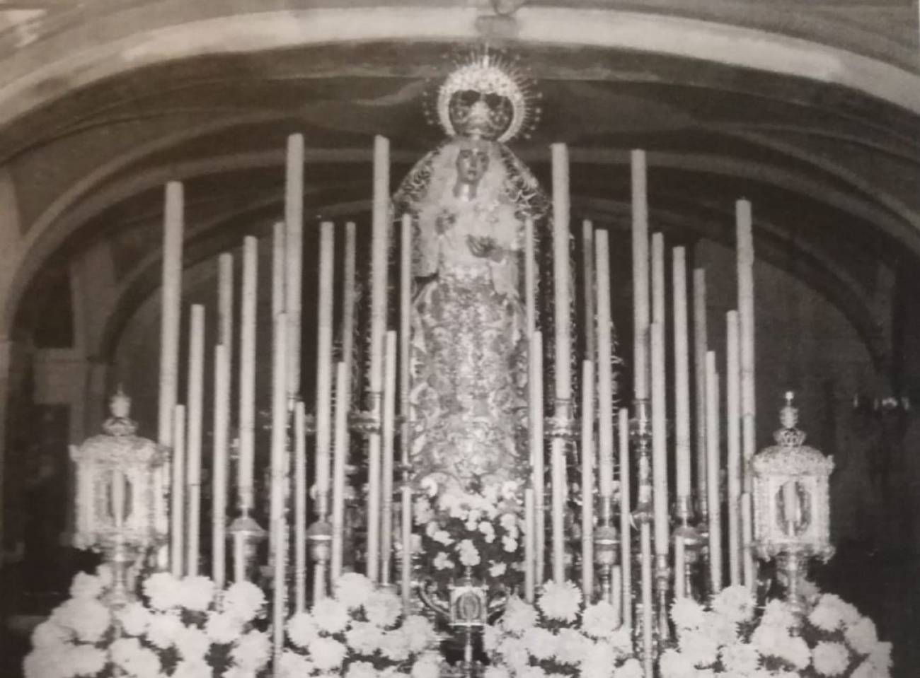 Fotografía publicada en su día por la Hermandad del Valle de su Dolorosa sin palio sobre su paso procesional