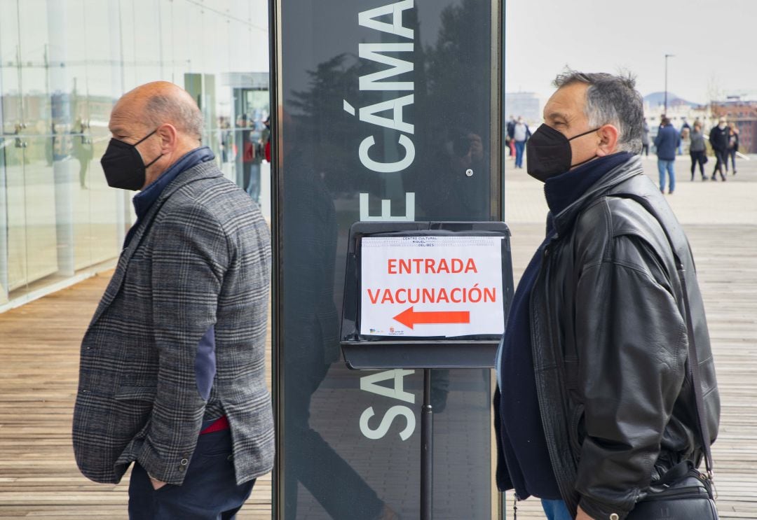 Colas a las puertas del Miguel Delibes para la vacunación
