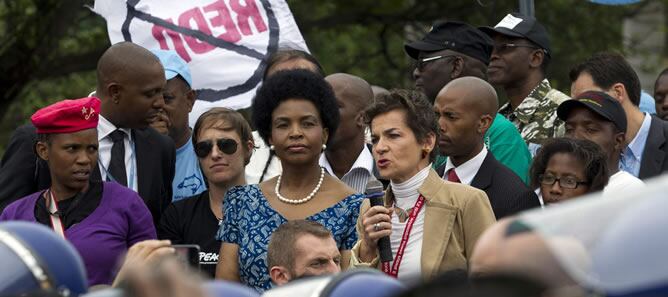 La secretaria ejecutiva de la Convención Marco de la ONU para el Cambio Climático, Christiana Figueres, durante un discurso ante activistas que reclaman un acuerdo para el cambio climático