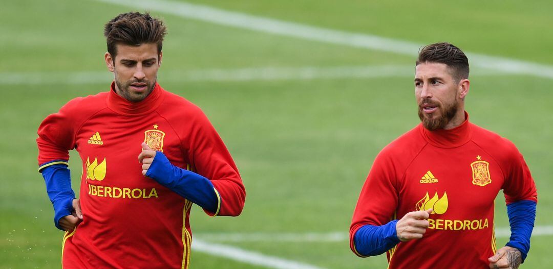 Gerard Piqué y Sergio Ramos, durante un entrenamiento de la Selección años atrás