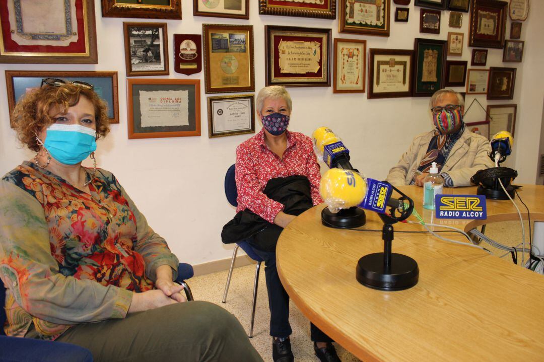 Pepa Puchades, Macu Borrajo y Agustín Soler en los estudios de Radio Alcoy