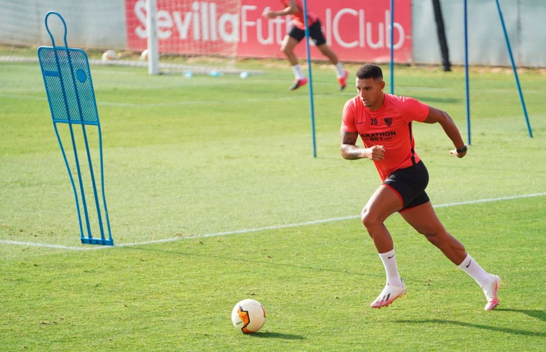 El jugador brasileño Diego Carlos Santos Silva ejercitándose en la ciudad deportiva del club para seguir preparando el partido de octavos de final de Liga Europa ante el Roma italiano, el próximo 6 de agosto en Duisburgo