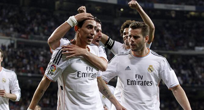 El jugador argentino del Real Madrid Di María es felicitado por sus compañeros tras marcar el primer gol ante el Almería
