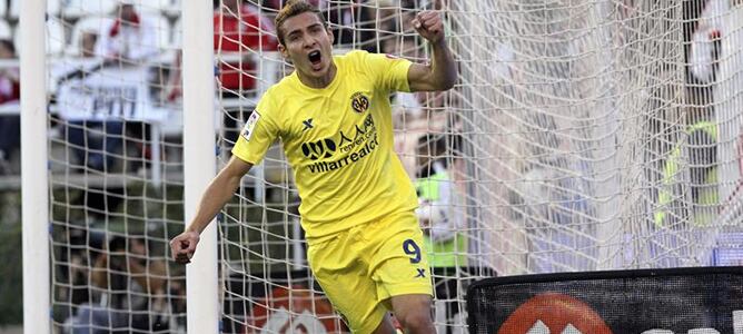 El argentino del Villarreal celebra su tanto en el estadio de Vallecas