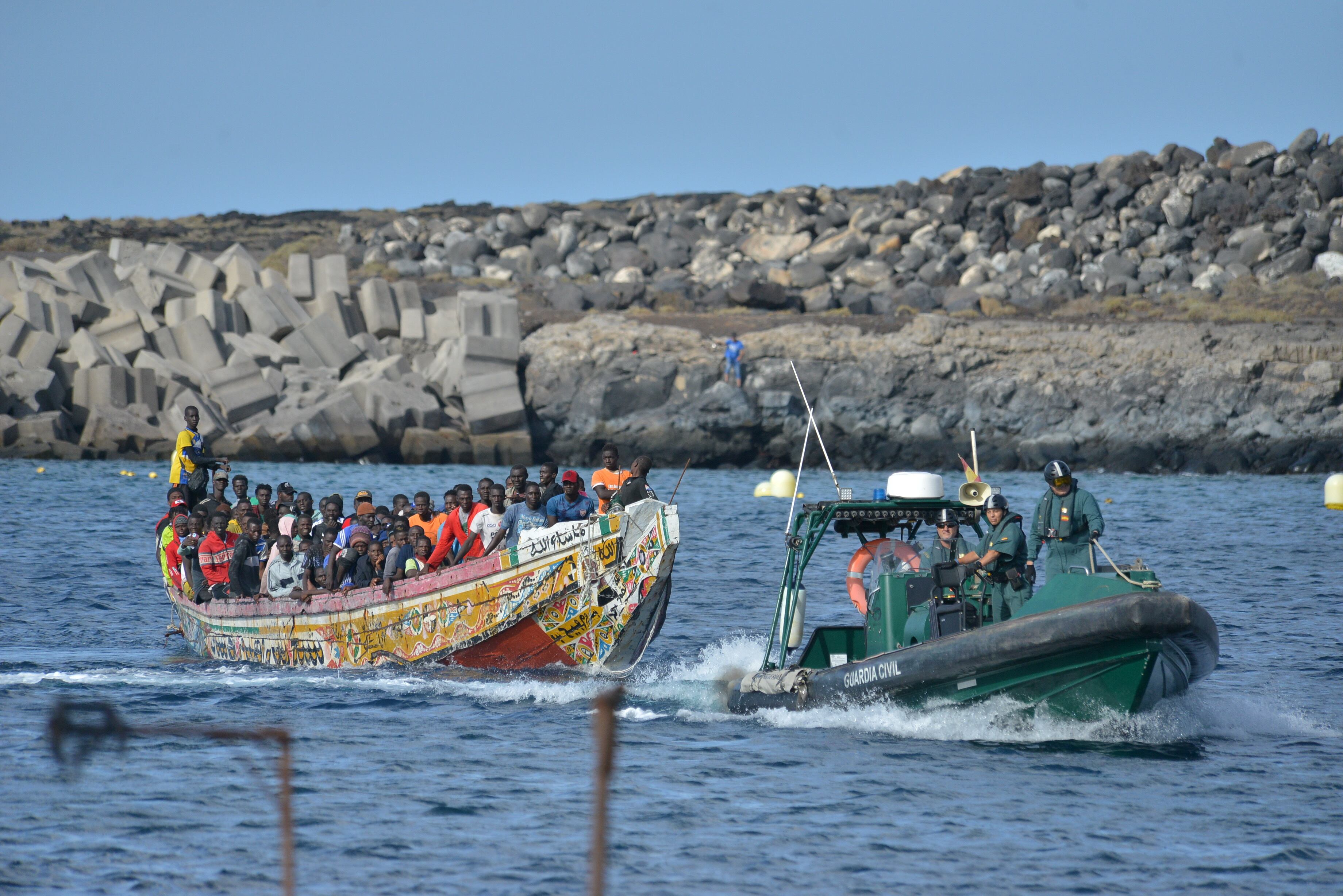 LA RESTINGA (EL HIERRO), 23/10/2023.- Cinco cayucos con 570 inmigrantes de origen subsahariano a bordo, entre ellos 46 menores, han llegado a Canarias en la primera mitad de este lunes, 327 de ellos en dos embarcaciones a El Hierro y 243 en tres a Tenerife. En la imagen, llegada al puerto de La Restinga (El Hierro) de 209 personas rescatadas por la embarcación de Salvamento Marítimo Salvamar Adhara en aguas cercanas a El Hierro. EFE/ Gelmert Finol
