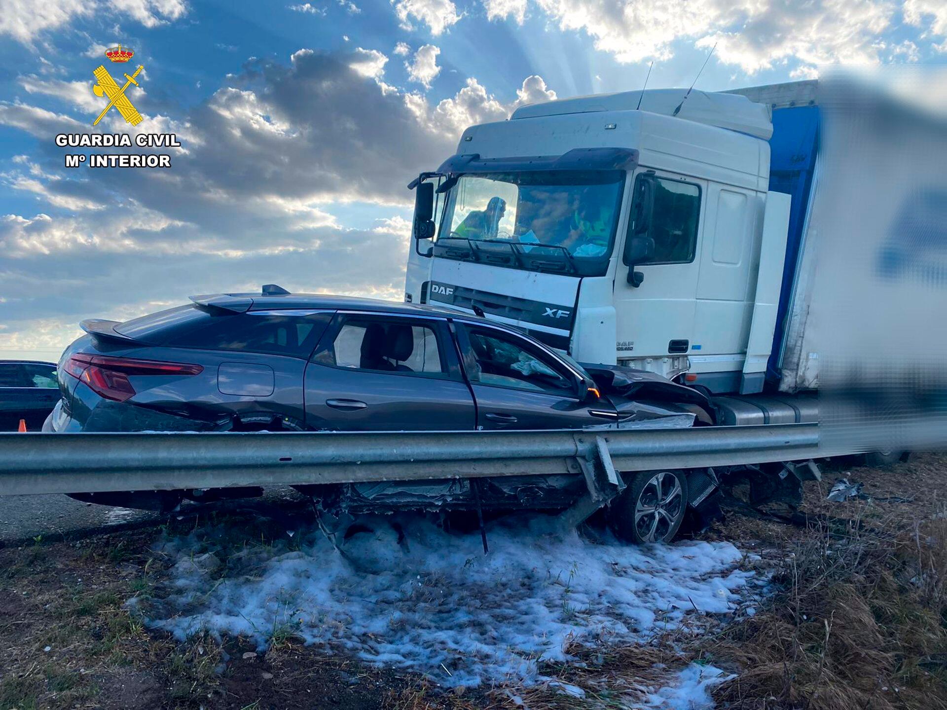 29/08/2023 Investigado un camionero que provocó un accidente múltiple en la N-232 en Calahorra yendo drogado.
Agentes del Sector Tráfico de la Guardia Civil en La Rioja han instruido diligencias en calidad de investigado contra el conductor de un vehículo articulado, un varón de 40 años, vecino de Viana (Navarra), como presunto autor de los delitos de lesiones y conducción bajo influencia de sustancias estupefacientes, tras haber arrojado resultado positivo en anfetaminas -AMP-, cannabis -THC- y cocaína -COC-, después de haber provocado un aparatoso accidente a la altura del kilómetros 359,750 de la carretera N-232, término municipal de Calahorra.

SOCIEDAD ESPAÑA EUROPA LA RIOJA
GUARDIA CIVIL DE LA RIOJA
