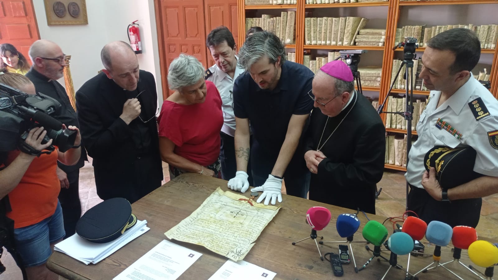 Acto de entrega del documento por parte de la Policía Nacional al Obispado de Cuenca.