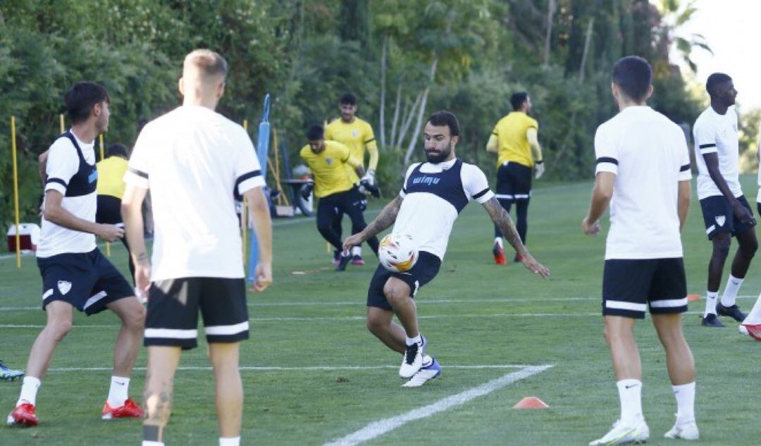 Jugadores del Málaga durante el segundo entrenamiento en Alhaurín. 