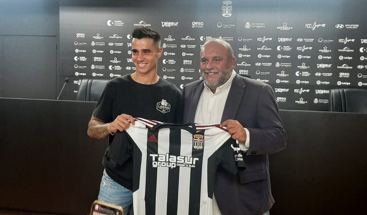 Jaime Romero posa con la camiseta del Efesé junto a Manolo Sánchez Breis