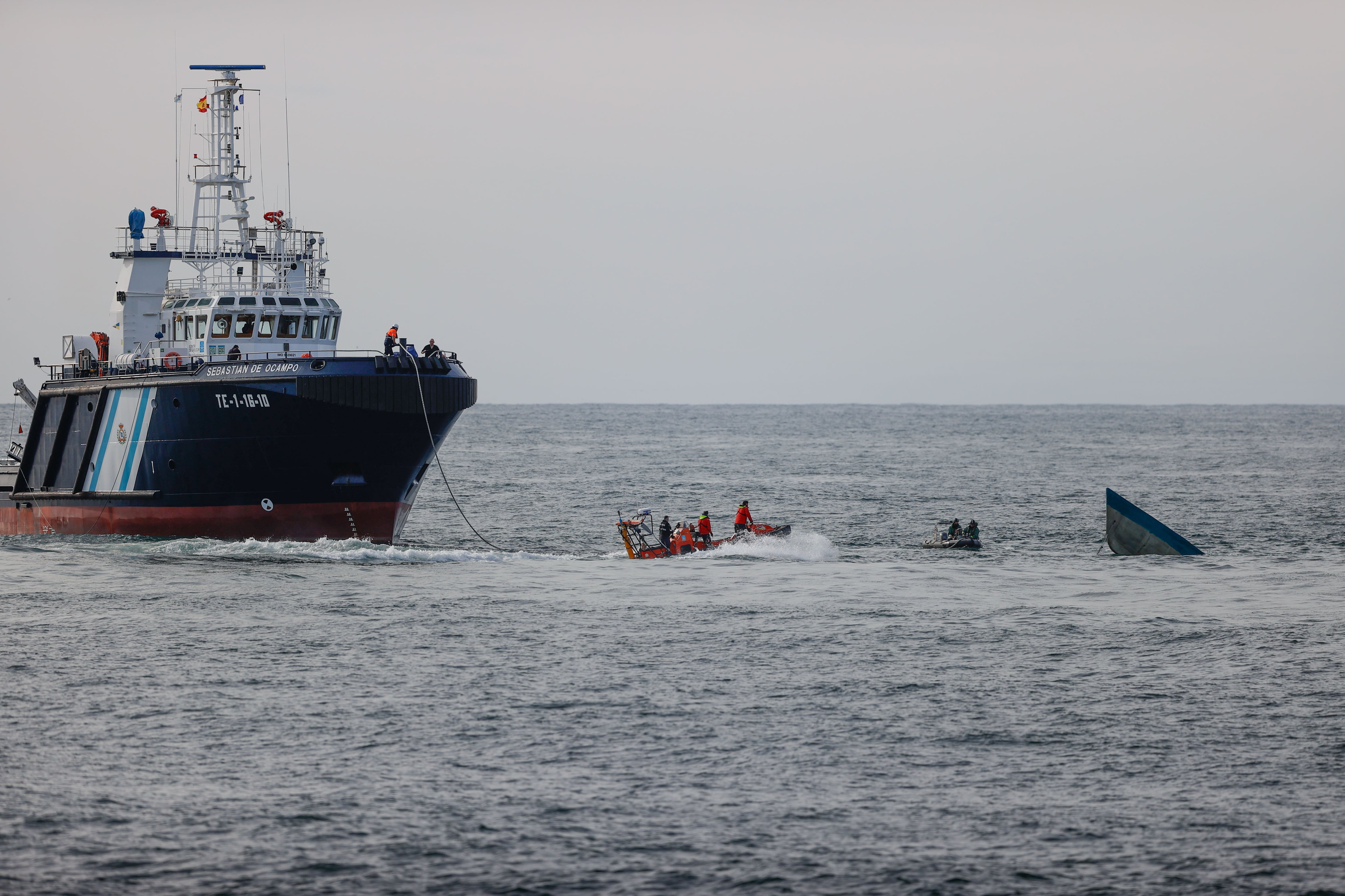 A CORUÑA, 23/01/2025.- Continúan las labores de remolque del narcosubmarino con el que un pesquero se encontró ayer en la ría de Camariñas. En los trabajos de amarre participan una patrullera de la Guardia Civil y el remolcador de Salvamento Marítimo Sebastián de Ocampo. Los miembros del Grupo de Especialistas en Actividades Subacuáticas (GEAS) que inspeccionan el posible narcosubmarino cerca del puerto de Camariñas (A Coruña) no han hallado nada en su interior, por lo que lo más probable es que hicieran la descarga y lo hundieran después.EFE/Cabalar
