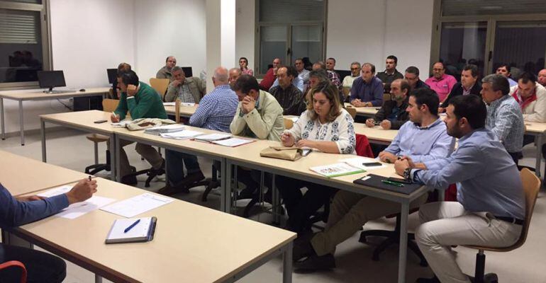 Miembros de la Plataforma por el Agua de la Presa de Siles durante su última reunión.