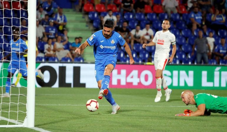 El delantero del Getafe, Jorge Molina, golpea el balón consiguiendo el segundo gol del equipo madrileño durante el encuentro correspondiente a la segunda jornada de primera división disputado frente al Eibar en el Coliseum Alfonso Pérez de Getafe.