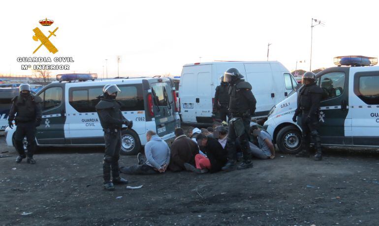 Imagen de una de las detenciones en esta operación