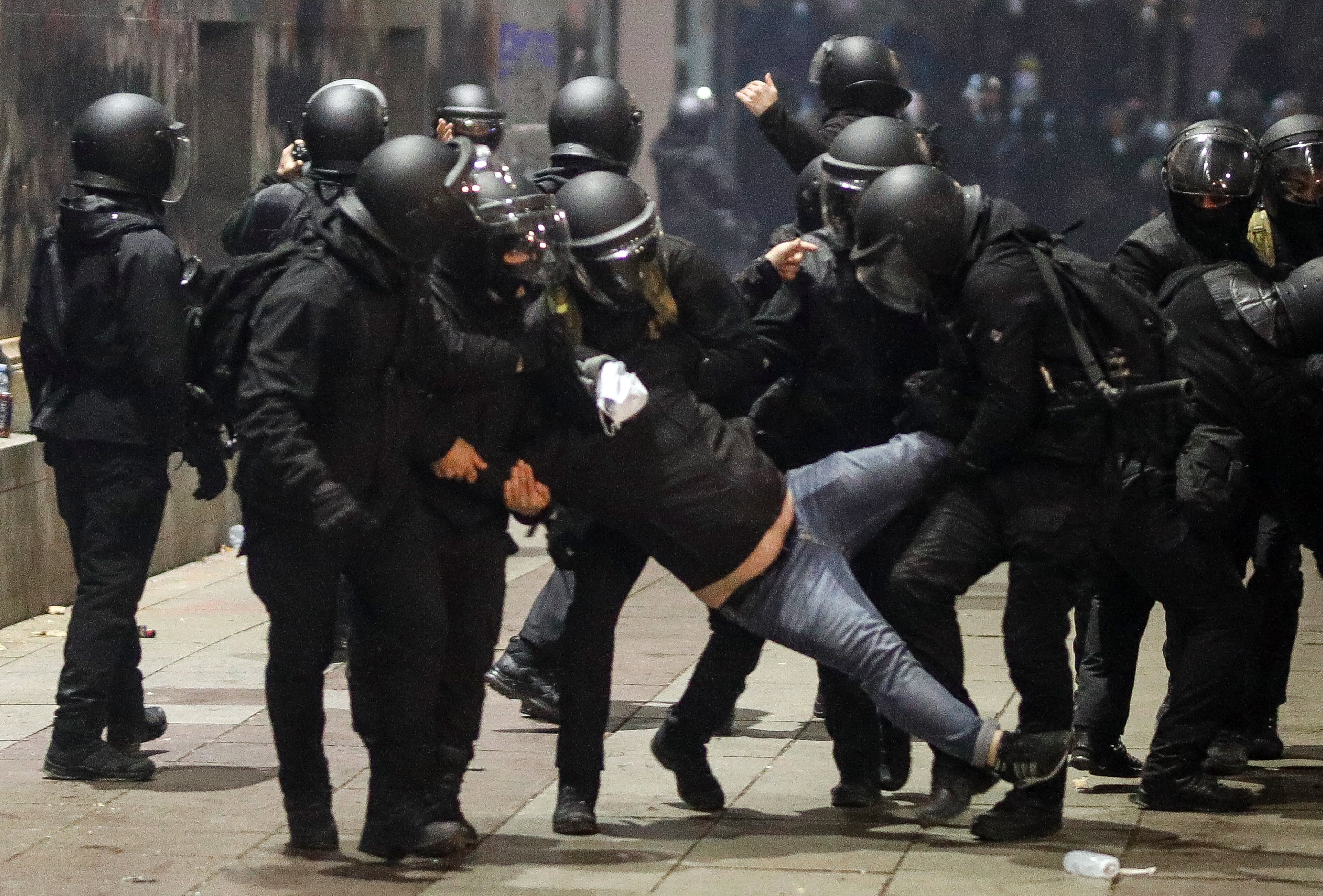 Agentes de la policía detienen a un manifestante en Tiflis