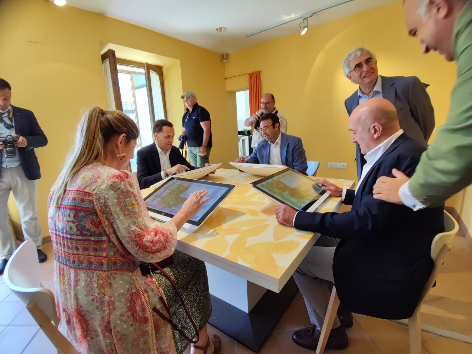 El Consejero de Presidencia de la Junta, Jesús Julio Carnero (d) estuvo presente en una de las salas del nuevo Centro de Promoción Agroalimentaria de Castilla y León