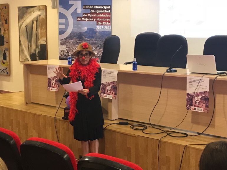 Amaia Prieto, psicóloga, criminóloga, educadora social y payasa, impartió la clownferencia en Elda