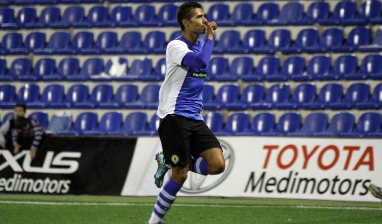 Nieto celebra un gol antes de caer lesionado